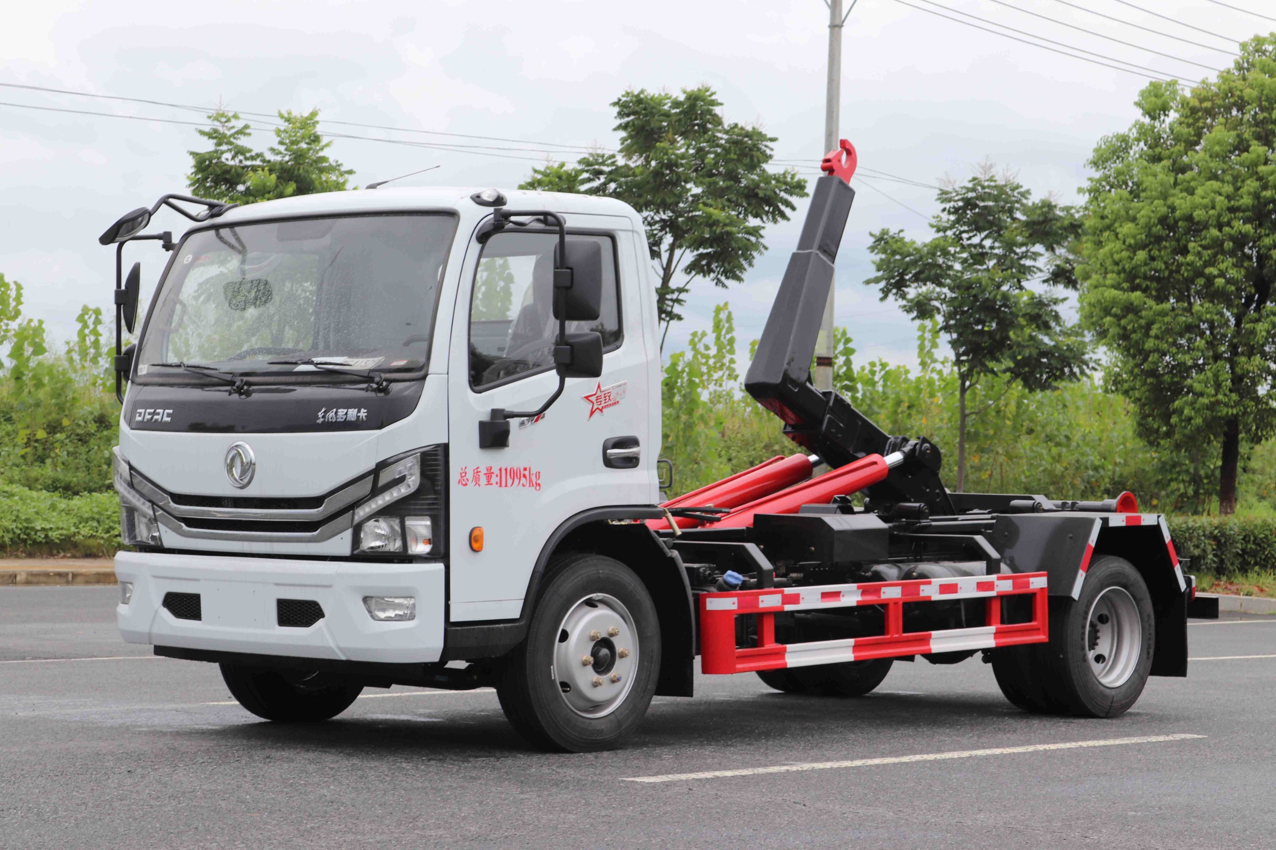 東風多利卡D7鉤臂垃圾車 7方(可拉建筑垃圾箱)  