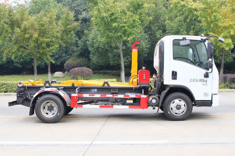 東風(fēng)柳汽L2勾臂套臂垃圾車 6方(可拉建筑垃圾箱)  