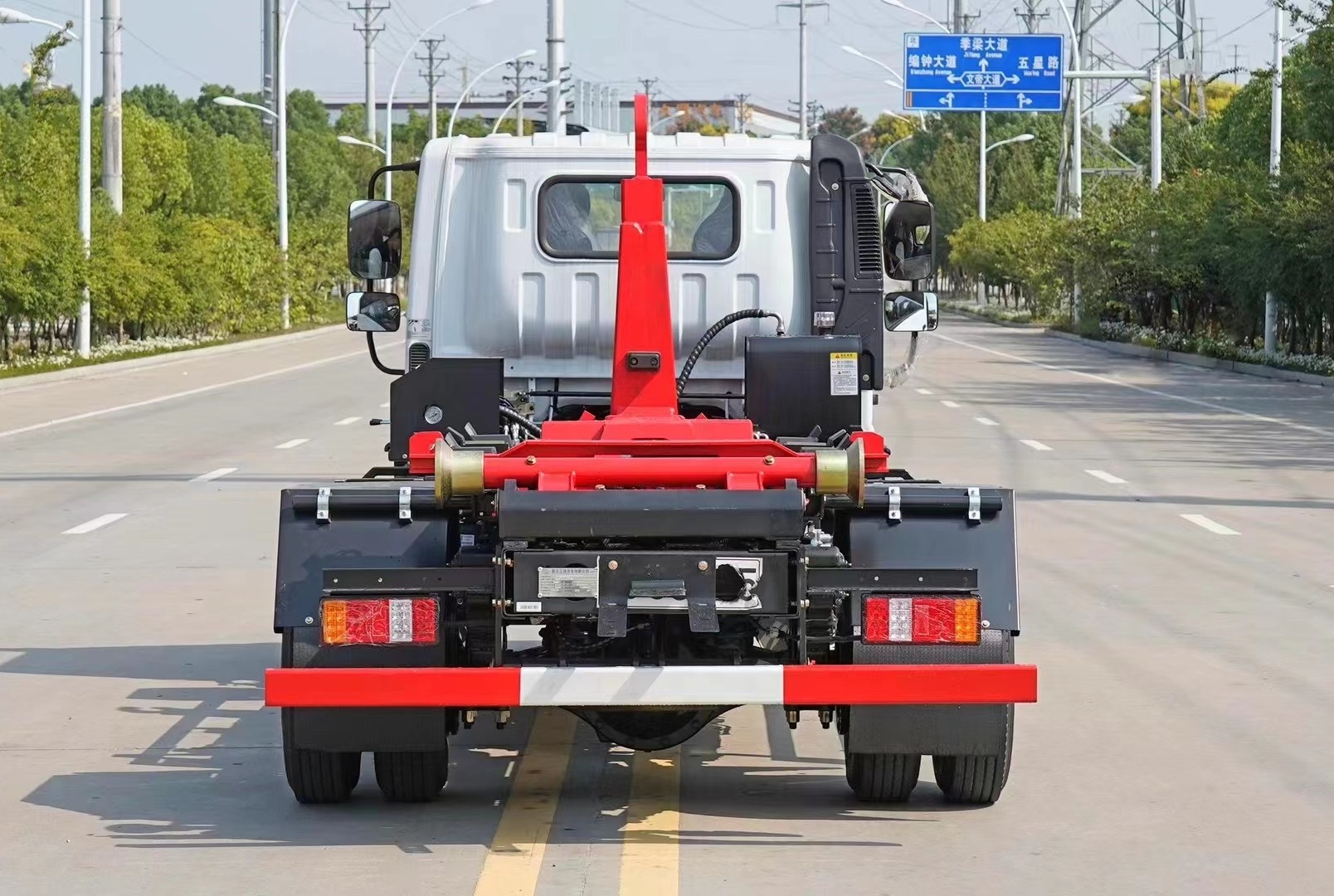 三環(huán)創(chuàng)客藍(lán)牌(地下室)勾臂垃圾車 7方建筑垃圾箱  