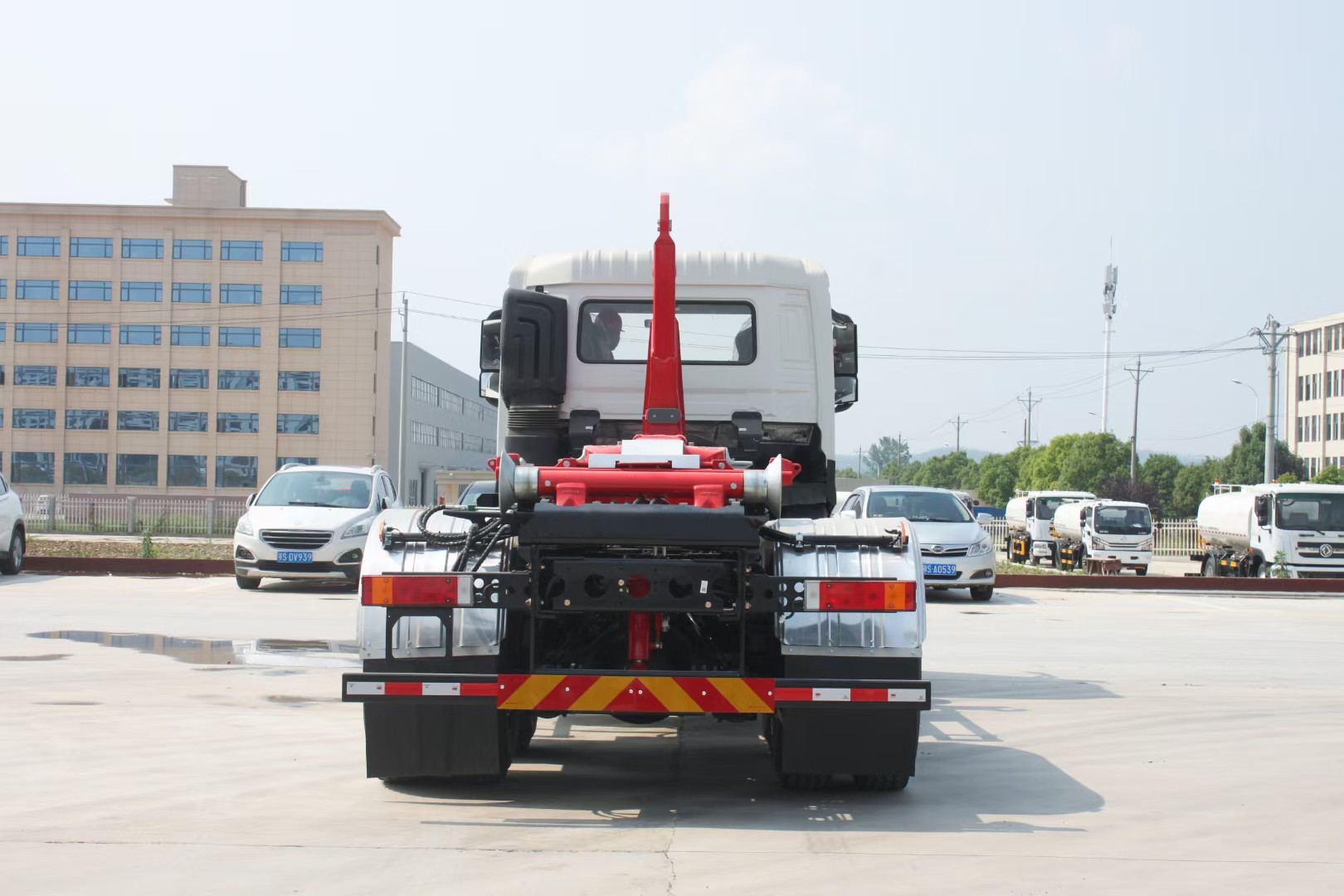 東風天KL后雙橋鉤臂式垃圾車 20方