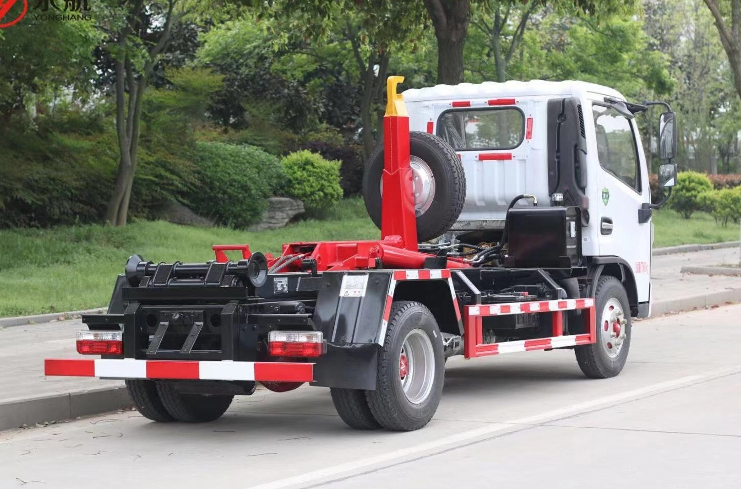 東風(fēng)多利卡D6勾臂垃圾車 7方