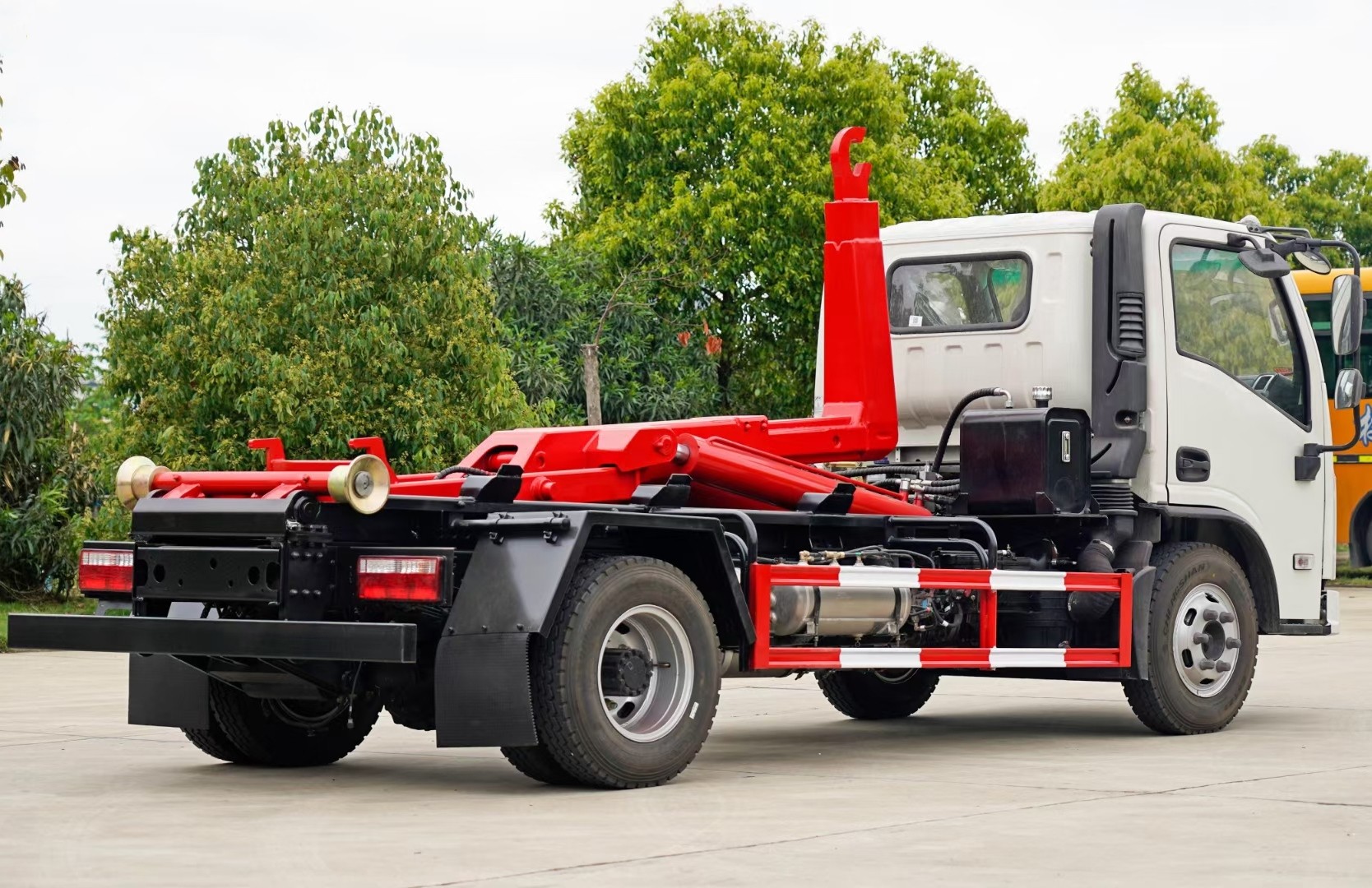 大運(yùn)翼途藍(lán)牌(地下室)勾臂垃圾車 7方建筑垃圾箱