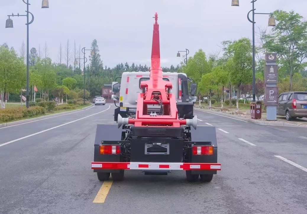 重汽豪曼藍(lán)牌(地庫(kù))勾臂垃圾車(chē) 7方建筑垃圾箱  