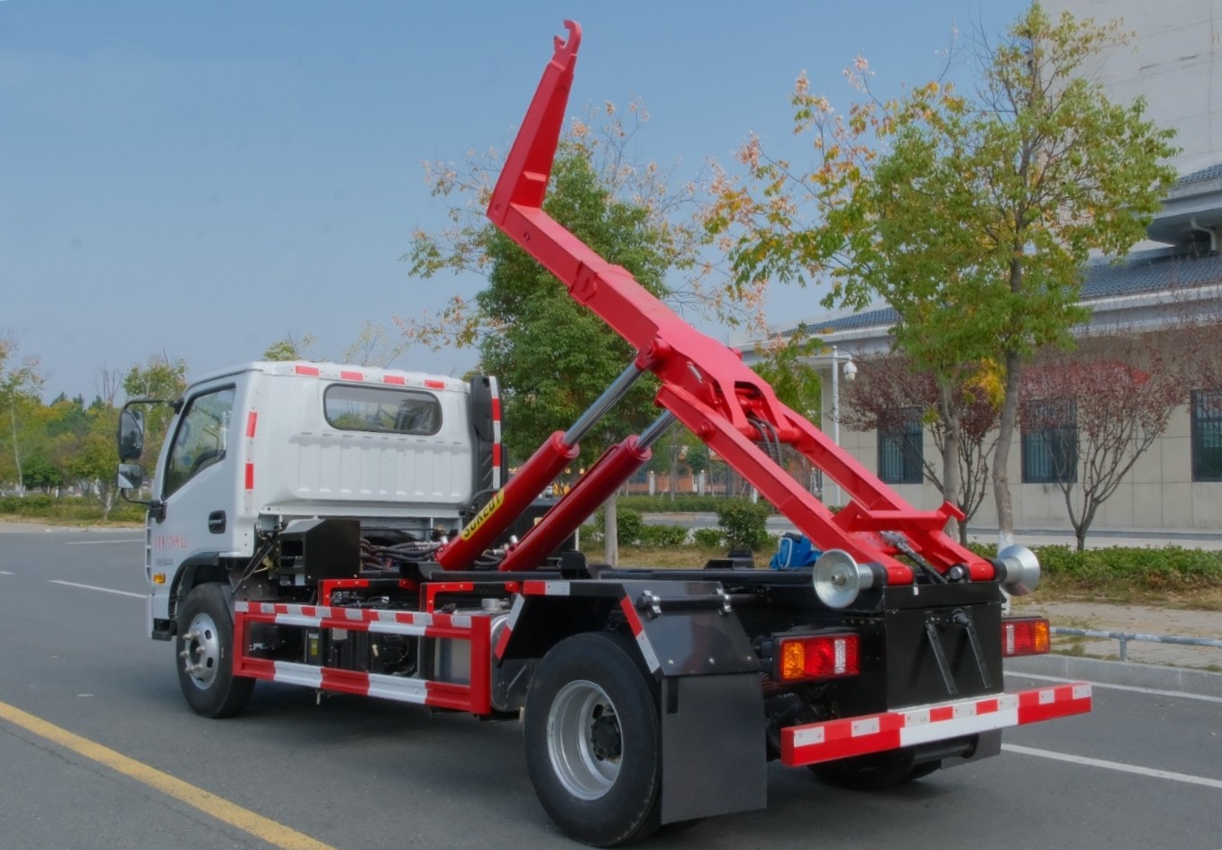 躍進(jìn)藍(lán)牌(地庫(kù))勾臂垃圾車 7方建筑垃圾箱  