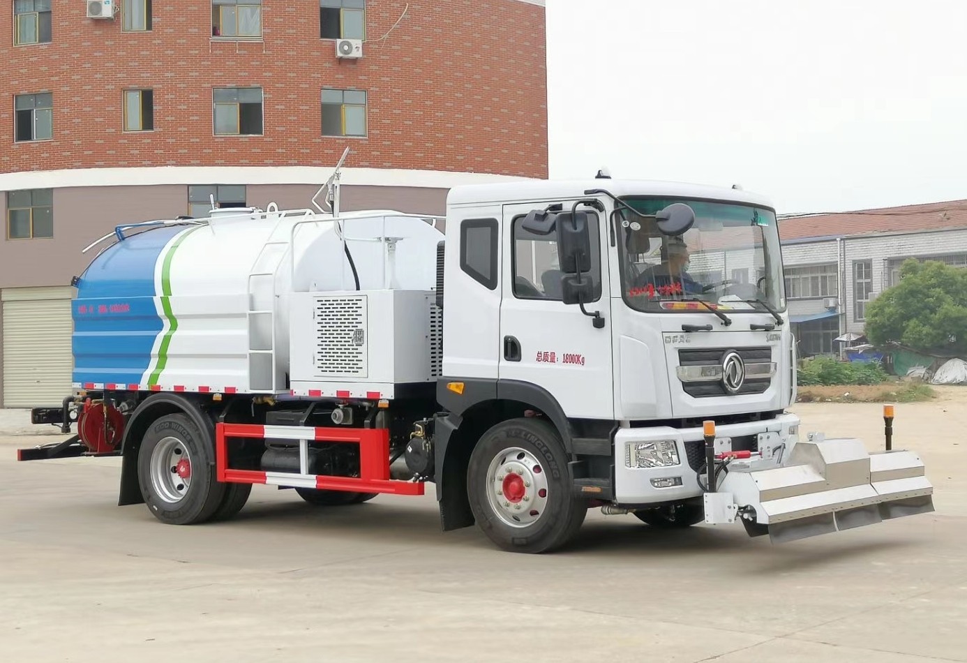 國六-東風(fēng)多利卡D9路面清洗車