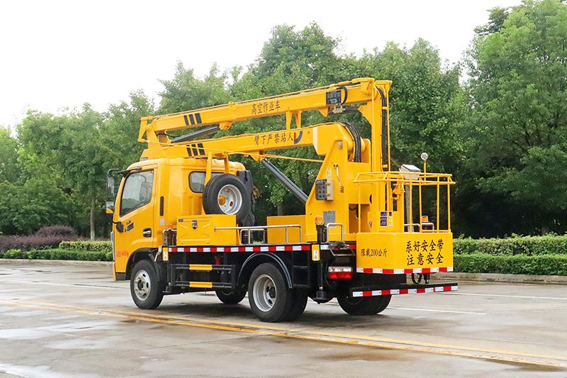 東風(fēng)D6多利卡13.5米高空作業(yè)車