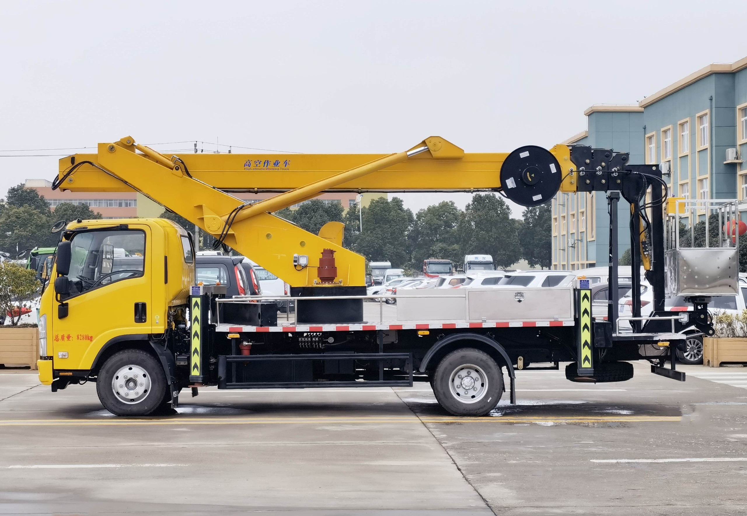 慶鈴五十鈴KV100直臂式32米高空作業(yè)車