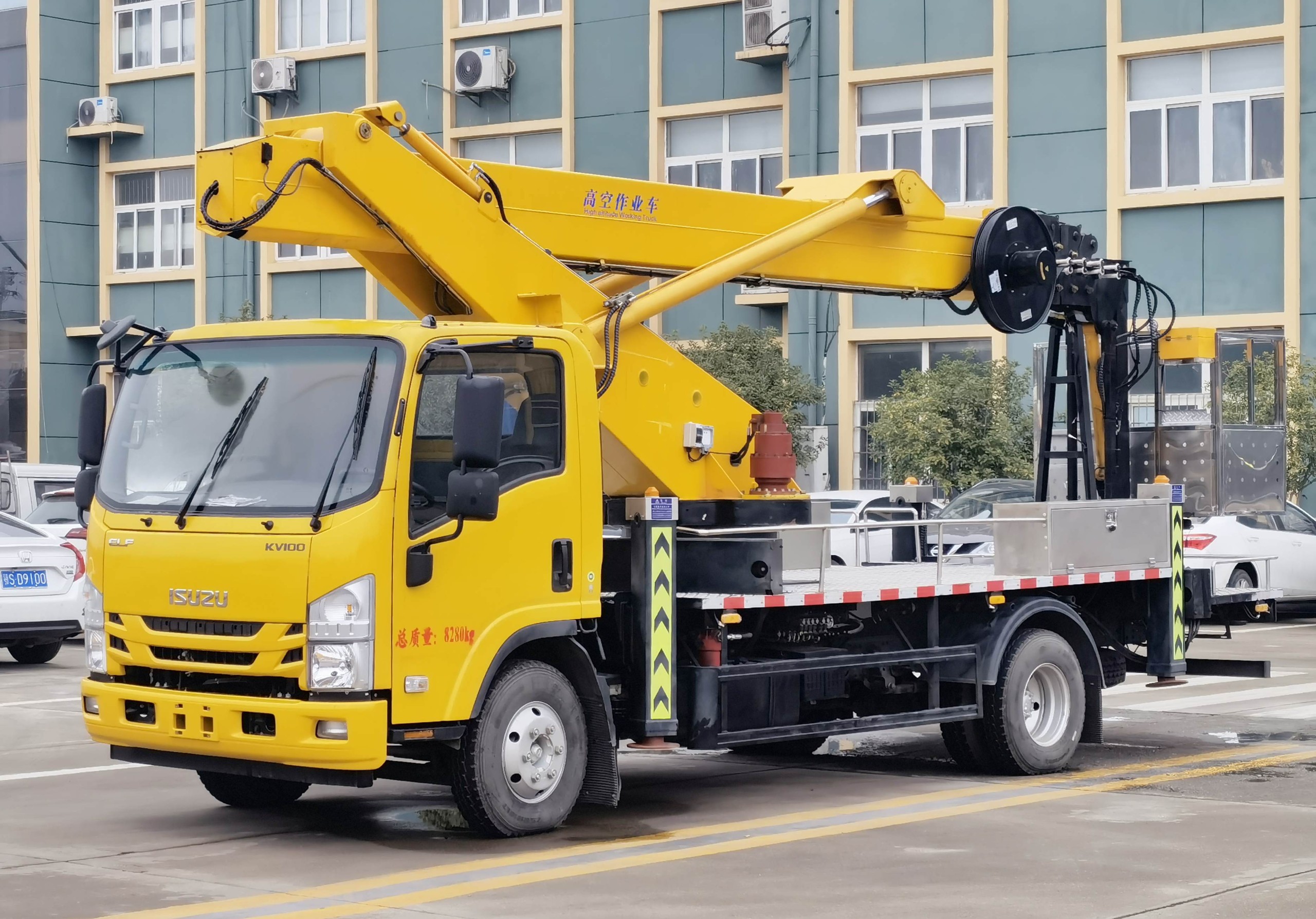 慶鈴五十鈴KV100直臂式32米高空作業(yè)車